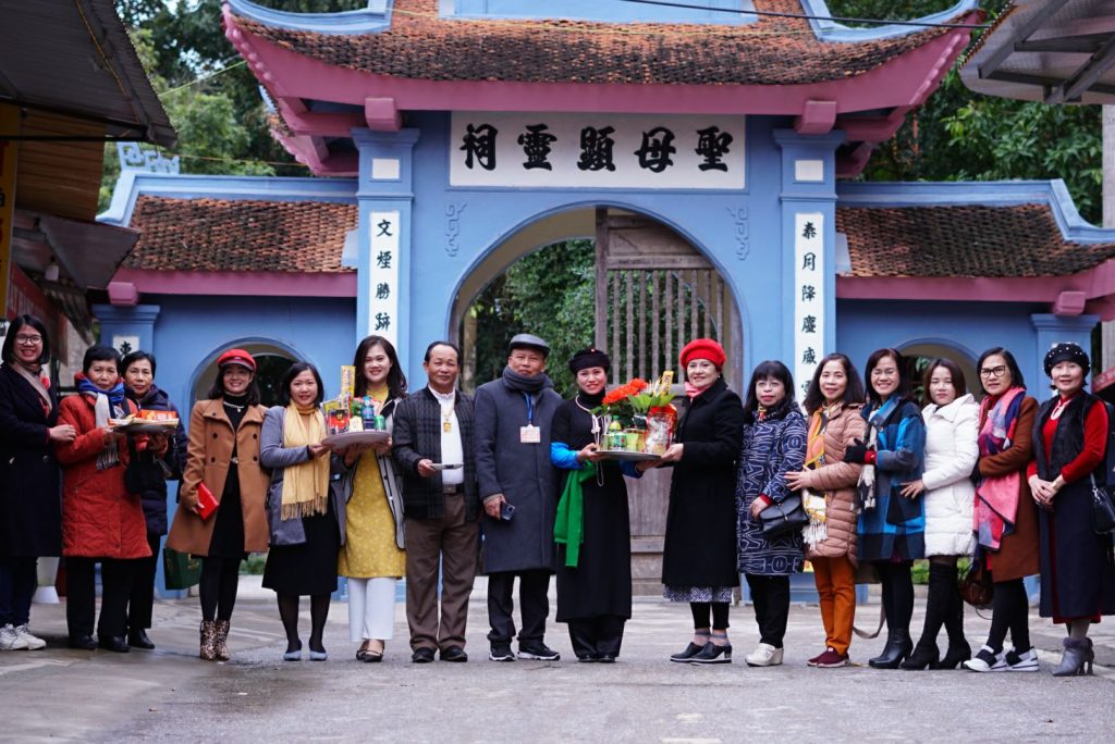 Du khách đến dâng hương và tham quan đền Đông Cuông.