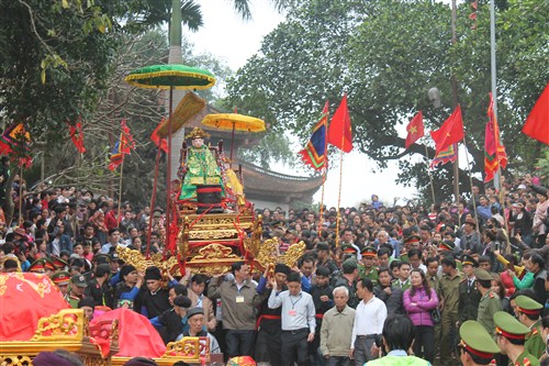 Lễ hội đền Đông Cuông thu hút hàng nghìn người dân địa phương và du khách thập phương về tham dự.