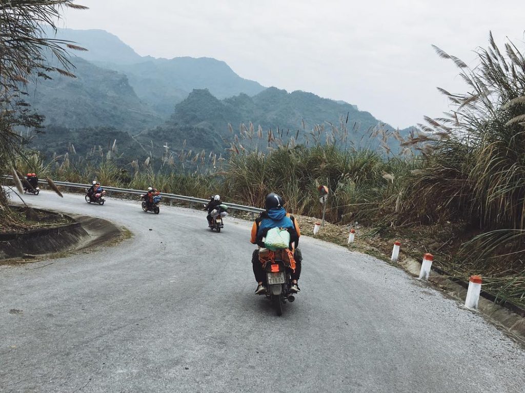 Đi xe máy từ Hà Nội đến Yên Bái, bạn có thể ngắm phong cảnh xung quanh.